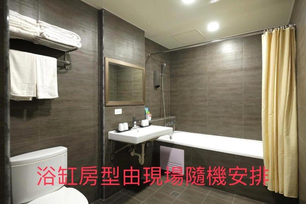 M Hotel Kaohsiung Esterno foto